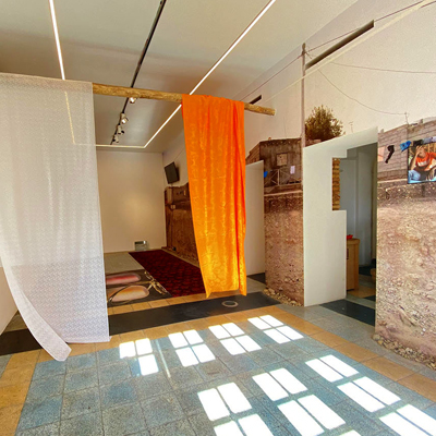 شفاهی از نمایشگاه «آینده جدید» در ساختمان کندوان می‌گوید